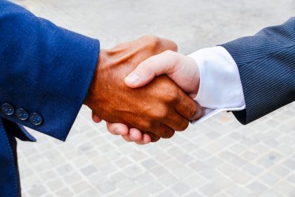 Έρευνα: «Είναι πολύ νωρίς για χειραψίες»