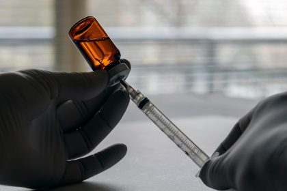 Η Sanofi αναμένει έγκριση εμβολίου της για Covid-19 προς διάθεση το 2021