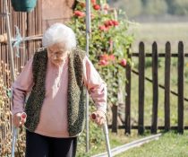 ηληκιωμένη προσέχει για πτώσεις