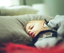 παιδική βρογχιολίτιδα ξαπλωμένο αγορι με βρογχιολίτιδα δεν μπορεί να αναπνεύσει