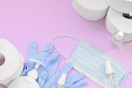 Πανδημία – Έρευνα: Ποιοι έσπευσαν να «στοκάρουν» χαρτιά τουαλέτας