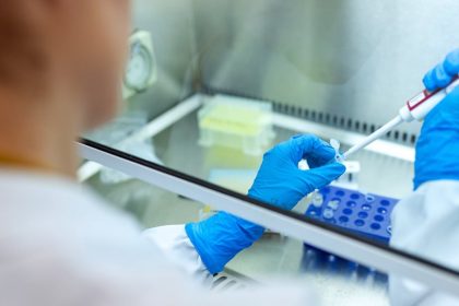 Κορονοϊός: «Διπλό χτύπημα» από το εμβόλιο της Οξφόρδης