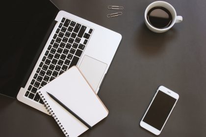 Έρευνα: Δεν πρέπει να έχετε το κινητό σας ούτε στο «αθόρυβο» πάνω στο γραφείο