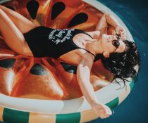 καλοκαίρι εμμηνόπαυση γυναίκα ζεστενεται στη θάλασσα