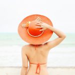 καλοκαίρι εμμηνόπαυση γυναίκα με καπέλο λογω ζεστης