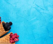 Μούρα σε χωνακι παγωτού Superfoods με υψηλή διατροφική αξία χωρίς πολλές θερμίδες