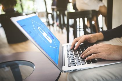 Το φως των υπολογιστών αυξάνει τον κίνδυνο για καρκίνου του εντέρου