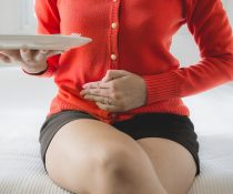 γυναίκα με γαστροοισοφαγική παλινδρόμηση απο τρόφιμα