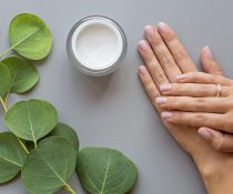 νύχια που ξεφλουδίζουν