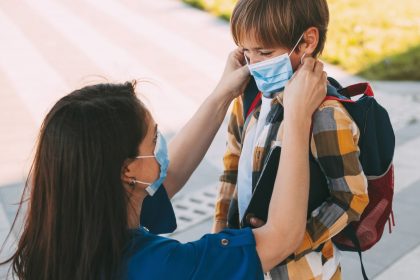 Νέα έρευνα: Τα παιδιά ενδέχεται να μεταδίδουν την COVID-19 – Πόσο συμβάλλουν στην εξάπλωση;