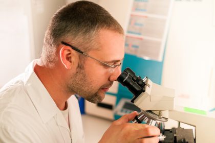 Regeneron: ο συνδυασμός των δύο μονοκλωνικών αντισωμάτων φρενάρει την Covid-19 σε ζώα