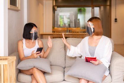 Μελέτη: Διαφανείς προσωπίδες και μάσκες με βαλβίδα είναι αναποτελεσματικές στην αποτροπή εξάπλωσης της Covid-19