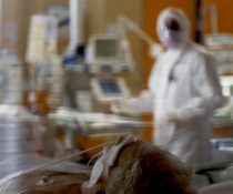 διασωληνωμένοι στη ΜΕΘ