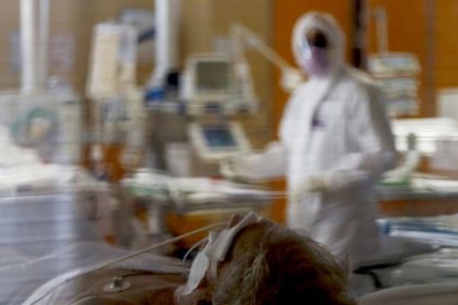 διασωληνωμένοι στη ΜΕΘ