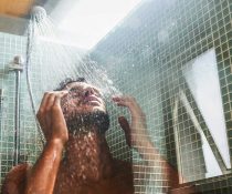 Άνδρας κάνει κρύο ντουζ