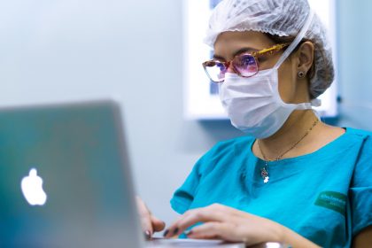 Νέα μελέτη – Κορονοϊός: Τα γυαλιά μειώνουν τον κίνδυνο μόλυνσης