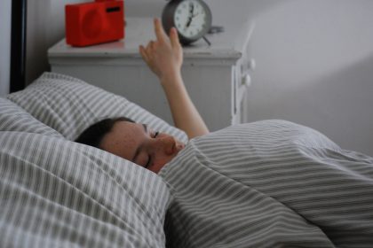 Τι φανερώνει η ”Αναβολή” στο ξυπνητήρι για τον ύπνο και την υγεία;