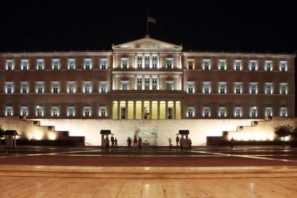 Με «χρυσή κορδέλα» θα φωτιστεί την Πέμπτη το κτίριο της Βουλής