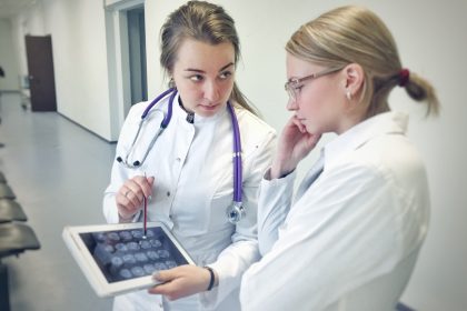 Ηνωμένο Βασίλειο: Επαγγελματίες υγείας στη μάχη κατα της covid-19