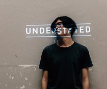 ανδρική αυτοεκτίμηση στεναχωρημένος άνδρας