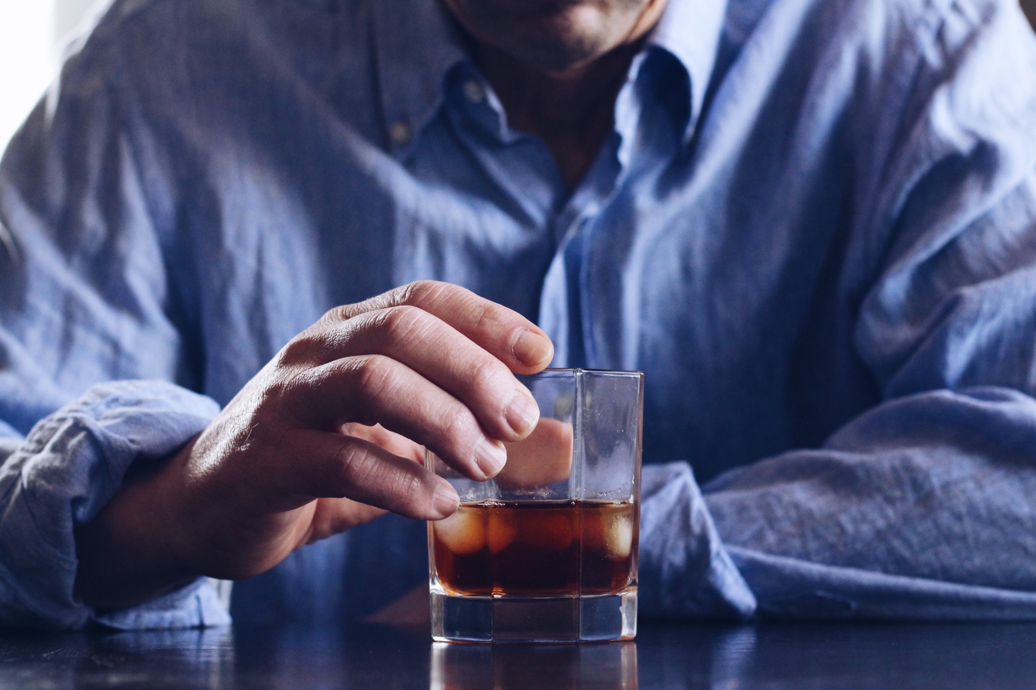 Η τακτική κατανάλωση αλκοόλ μπορεί να αυξήσει την αρτηριακή πίεση σε ενήλικες χωρίς υπέρταση