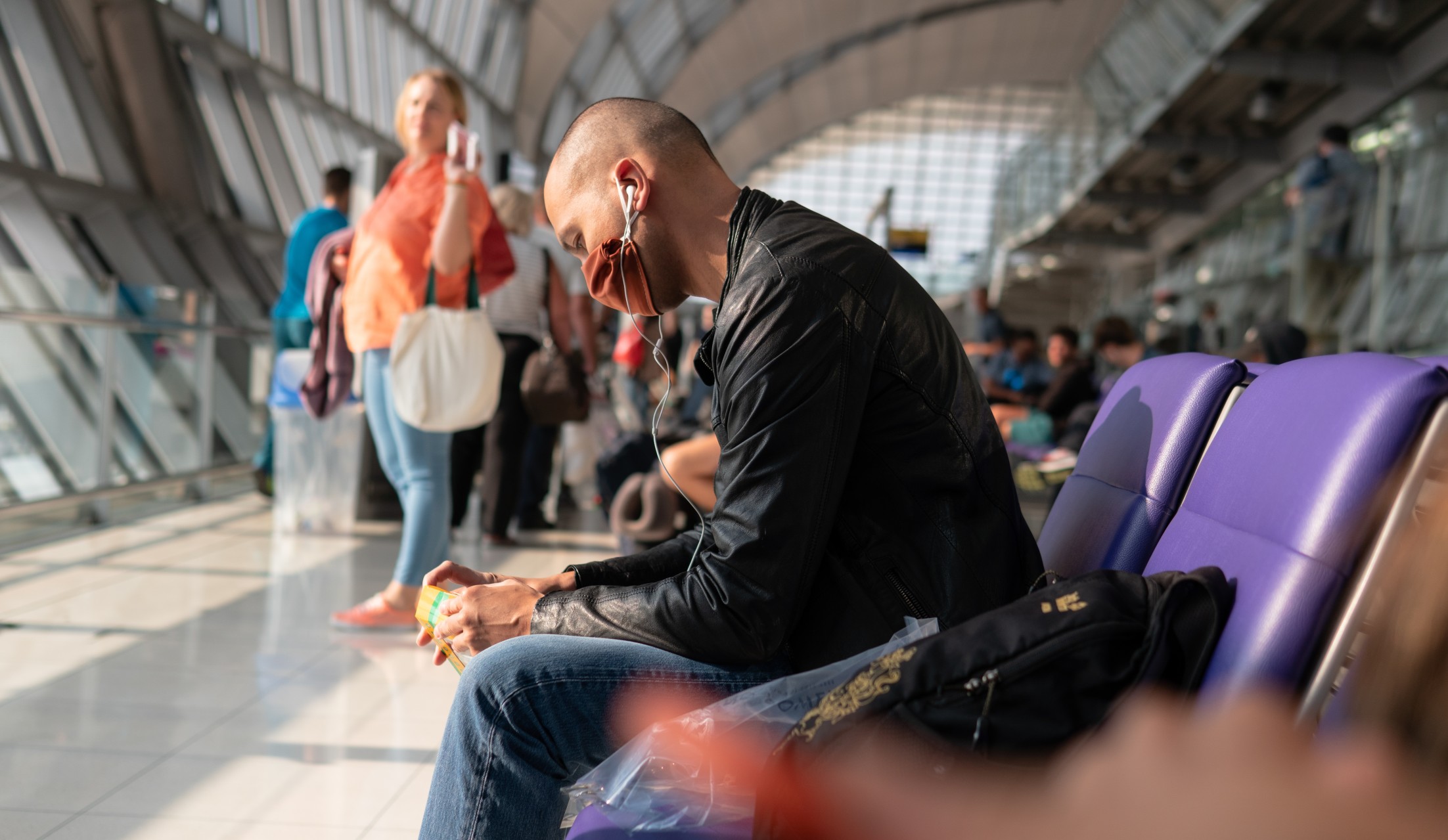 Άντρας σε αεροδρόμιο