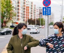 Dio ginaikes me maskes