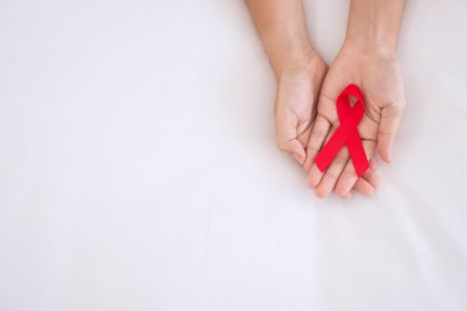 Είναι ευάλωτοι οι άνθρωποι με AIDS στο εμβόλιο κατά της COVID-19;