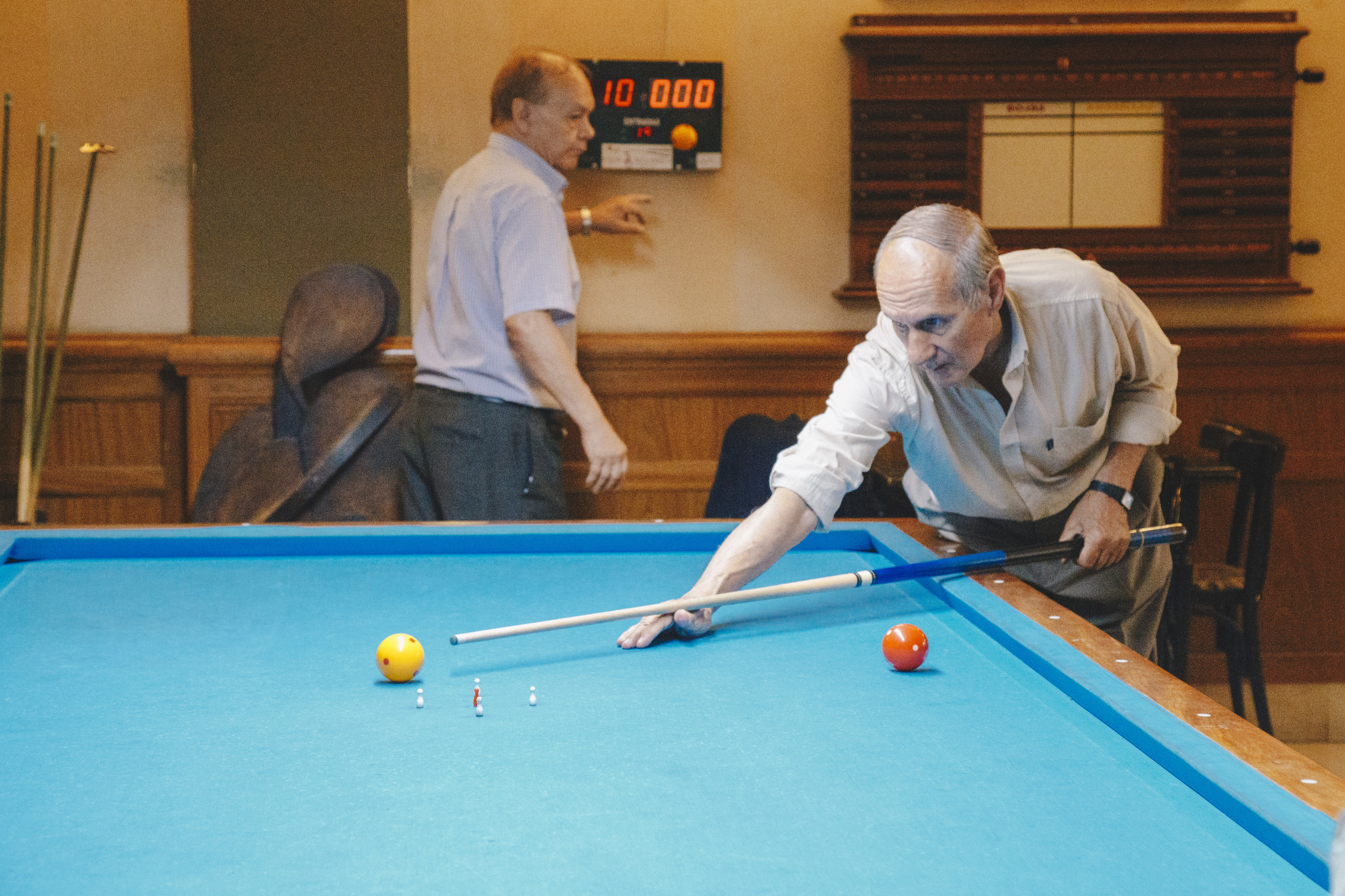 papoudes paizoun mpiliardo