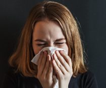 αλλεργίες ψυχολογία γυναίκα φυσάει τη μύτη της