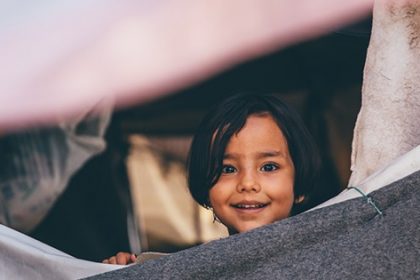 koritsaki pou gelaei prosfyges