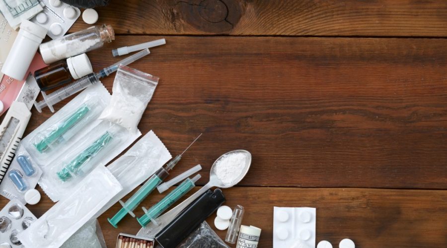 ΚΕΘΕΑ ναρκωτικά χρήστες ουσιών σε τραπέζι ηρωίνη κοκαΐνη σύριγγα