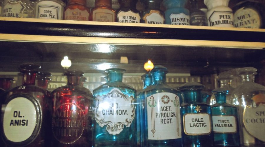 αρχαία φάρμακα σε μπουκάλια με χρώματα