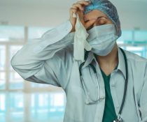 τραγωδία χίλιους νεκρούς από covid19 γυναίκα σε απόγνωση