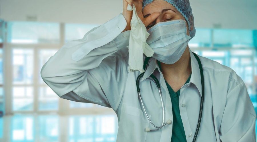 τραγωδία χίλιους νεκρούς από covid19 γυναίκα σε απόγνωση