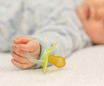 μωρό που κοιμάται με πιπίλα μωρά ρύπανση