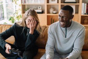 γέλιο ζευγάρι παίζει και γελάει