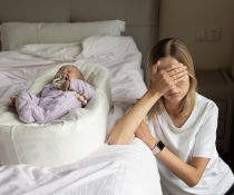 επιλόχειος κατάθλιψη με συμπτώματα στεναχωρημένη μητέρα Ποια είναι τα αίτια