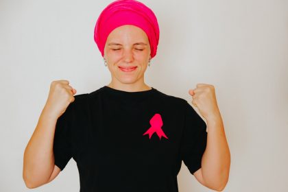 Γυναίκα αντιμέτωπη με τον καρκίνο του μαστού