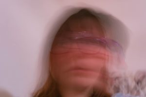 συμπτώματα υστερίας σε γυναίκα παράνοια