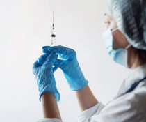HPV - Γιατρός κρατάει εμβόλιο - Δωρεάν δόσεις