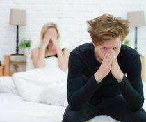 γυναίκα και άνδρας με στυτική διαταραχή στο κρεβάτι