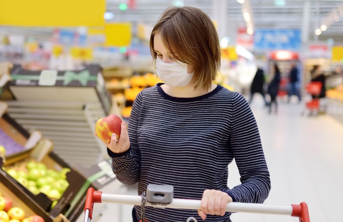 γυναίκα με μάσκα στο σούπερ μάρκετ lockdown μέτρα ασφαλείας στην αγορά