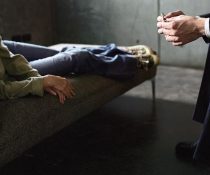 υπνοθεραπεία ψυχολόγος κάνει θεραπεία σε ασθενή