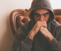 σύνδρομο θυμού νέος κάθεται σε καρέκλα θυμωμένος