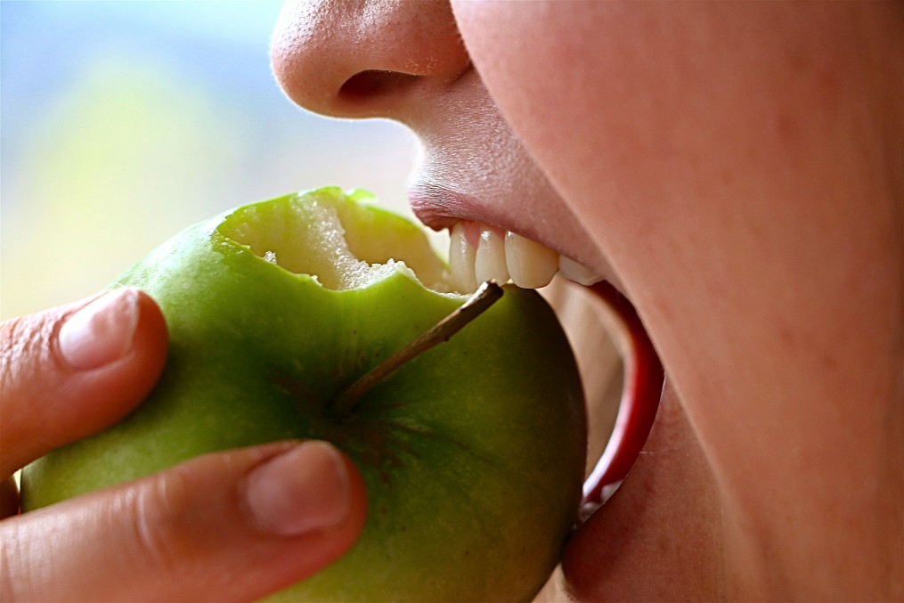 ευαίσθητα δόντια γυναίκα που τρώει μήλο