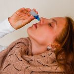 γυναίκα κάνει χρήση ρινικού σπρέι εθισμός στα ρινικά σπρέι