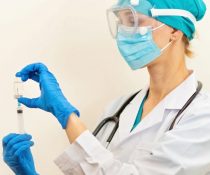 γιατρός κάνει δόσεις εμβολίων Covi19