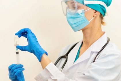 γιατρός κάνει δόσεις εμβολίων Covi19