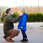 covid19 lockdown παιδιά γονείς πατέρας με το παιδί του